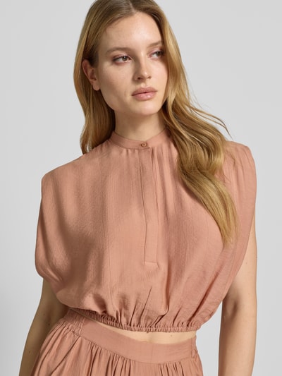 Frauenmodel trägt Cropped Blusentop mit Knopfverschluss von Style Icon Collection in Altrosa mit Rundhalsausschnitt, elastischer Bund, Rückenlänge 42 cm bei Größe 36, Nahaufnahme Oberkörper.