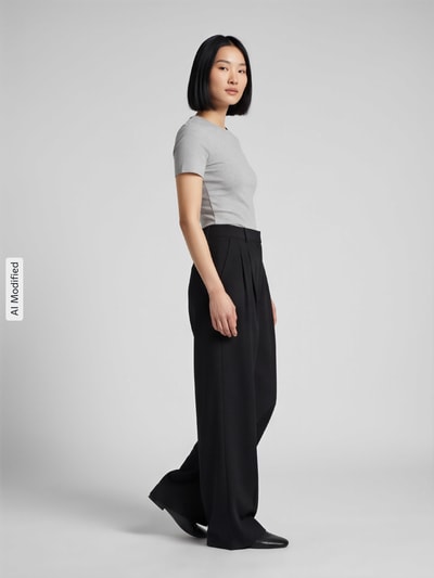 Frauenmodel trägt Regular Fit Weite Hose mit Viskose-Anteil Modell 'SONJA' von ONLY in Schwarz, glatte Textur, Damen Weite Hose von ONLY, Ganzkörperansicht von vorne, KI-modifiziertes Bild.