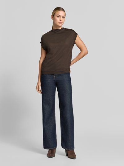 Vrouwenmodel draagt Regular Fit blouse uit lyocellmix van comma, donkerbruin, opstaande kraag, kapmouwen, ruglengte maat 36: 60 cm, volledig van voren