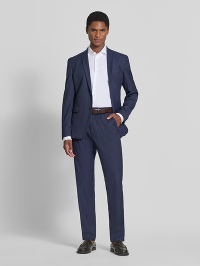 Männermodel trägt blaue Wide Leg Anzughose mit Viskose-Anteil von s.Oliver BLACK LABEL, dezente Streifen, Ganzkörperansicht von vorne.