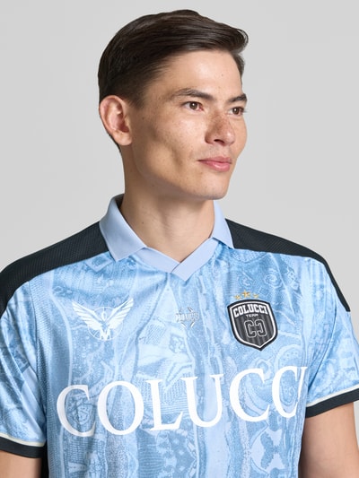 Männermodel trägt Slim Fit T-Shirt mit Label-Print von COLUCCI in Hellblau mit Polokragen, dezentes Muster, Nahaufnahme Oberkörper. Rückenlänge bei Größe M: 72 cm.