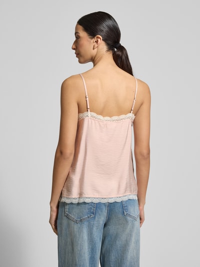 Frauenmodel trägt Trägertop aus Modal-Mix mit Spitzenbesatz von Jake*s Collection, Regular Fit, Spaghettiträger, Rückenlänge 35 cm, Ganzkörperansicht Rückansicht.