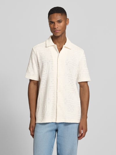 Męski model nosi Regular Fit Freizeithemd mit Kentkragen Modell 'Hector' od Les Deux, bawełniany mix, pointel knit, kremowy, guziki, krój regular fit, całkowity widok z przodu.