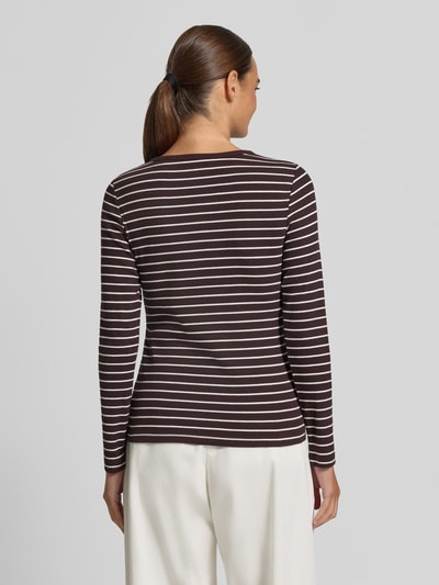 Modelka prezentuje Slim Fit Langarmshirt aus Baumwoll-Mix mit kurzer Knopfleiste von Christian Berg Woman, brązowe w białe paski, mieszanka bawełny, okrągły dekolt, krój slim fit, długość tyłu w rozmiarze S: 58 cm, widok całej sylwetki od tyłu.