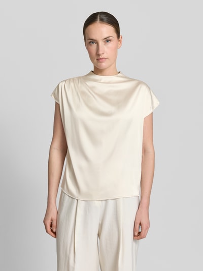 Vrouwenmodel draagt Blusenshirt met ronde hals en kapmouwen van Zero, materiaalmix met stretch, recht model, ruglengte maat 36: 56 cm, Ganzkörperansicht von vorne