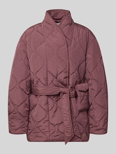 Produktfoto, Steppjacke mit Bindegürtel Modell 'Himiria' von YAS in Braun, krój regular fit, stójka, wyraźna pikowana tekstura, pasek, długość tyłu w rozmiarze 36: 76 cm, szerokość ramion w rozmiarze 36: 49 cm, szerokość w biuście w rozmiarze 36: 55 cm, długość rękawa w rozmiarze 36: 57 cm