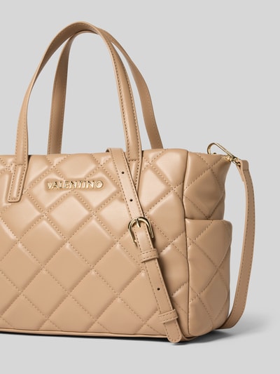 Produktfoto, Shopper mit Label-Detail Modell 'OCARINA' von VALENTINO BAGS in Beige, gestepptes Kunstleder, goldfarbene Details, abnehmbarer Schulterriemen, Hauptfach mit Reißverschluss und Innenfach, strukturierte Oberfläche