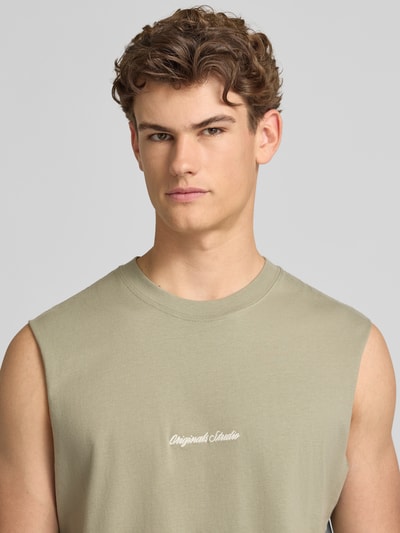 Männermodel trägt T-Shirt mit Stitching von Jack & Jones in Beige, Reine Baumwolle, Relaxed-Fit, Rundhalsausschnitt, Nahaufnahme Oberkörper.