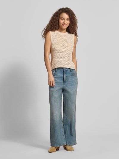 Kobiece model prezentuje Regular Fit Pullunder mit Rundhalsausschnitt Modell 'SUNNY' von Only, efekt: jednolity kolor, krój regular fit, półprzezroczysty materiał, okrągły dekolt, zrolowany brzeg, wykończenie materiału: dzianina; Ganzkörperansicht von vorne.