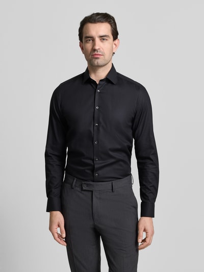 Männermodel trägt Slim Fit Business Hemd aus Baumwolle mit Kentkragen von OLYMP Level Five, schwarze Farbe, Ganzkörperansicht von vorne. Baumwoll-Elasthan-Mix, Knopfleiste, Rückenlänge 81 cm, Schulterbreite 42 cm, Ärmellänge 67 cm.