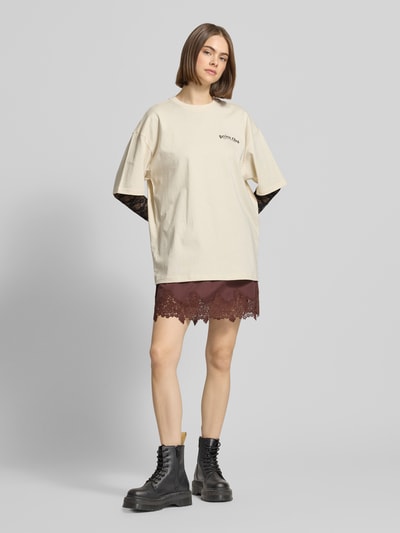 Frauenmodel trägt Minirock mit Spitze Modell 'LANI' von Topshop aus Reine Baumwolle in A-Linie, bordeauxrot, elastischer Bund, Ganzkörperansicht von vorne.
