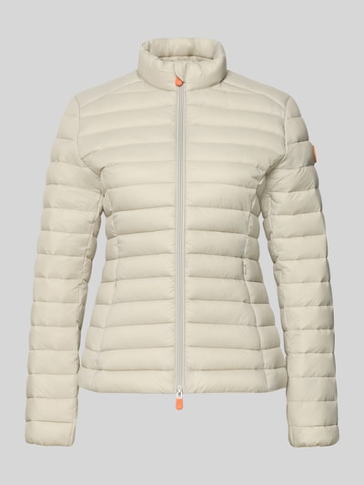 Frauenmodel trägt Slim Fit Steppjacke mit gefüttertem Stehkragen Modell 'Carly' von SAVE THE DUCK in Stepp-Optik, Cremefarbe, Ganzkörperansicht von vorne.