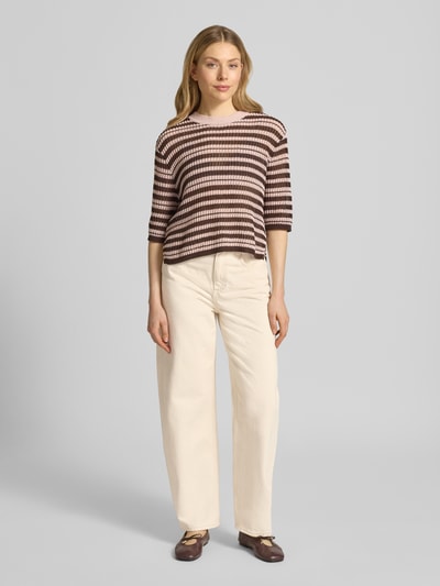 Frauenmodel trägt Barrel Fit Jeans Modell 'BET' von Mango, Reine Baumwolle, Damen Jeans mit Eingrifftaschen in Beige, Ganzkörperansicht von vorne.