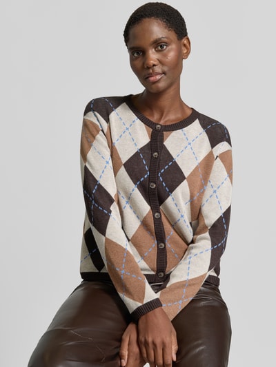 Kobiece modelka nosi Cardigan mit Kaschmir-Anteil und Rundhalsausschnitt od Smith and Soul, mieszanka wiskozy i kaszmiru, prosty krój, wzór w romby, okrągły dekolt, listwa guzikowa, Długość tyłu w rozmiarze S: 66 cm, Długość rękawów w rozmiarze S: 55 cm, widok na górną część ciała z przodu