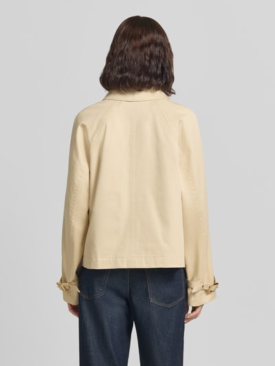 Frauenmodel trägt Regular Fit Trenchcoat aus reiner Baumwolle Modell 'Amotu-1' von HUGO in Beige, glatte Textur, Damen Trenchcoat, Ganzkörperansicht Rückansicht.