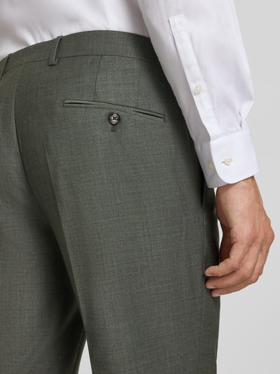 Männermodel trägt Modern Fit Anzughose mit Bügelfalten Modell 'Brad' von JOOP! Collection, Material-Mix mit Baumwoll-Anteil, Gesäßtaschen, Nahaufnahme Rückansicht.
