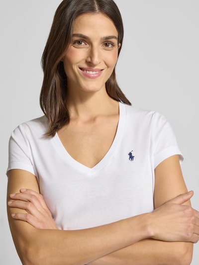 Vrouwenmodel draagt T-Shirt met Label-Stitching van Polo Ralph Lauren, wit, katoen, recht model, geribde V-hals, bovenlichaam close-up.