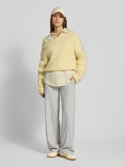 Frauenmodel trägt Wide Fit Sweatpants mit Viskose-Anteil von REVIEW, mieszanka bawełny i wiskozy, krój wide fit, elastyczny pas, tunel, długość wewnętrzna nogawki w rozmiarze S: 89 cm, jasnoszary kolor, tkanina miękka, gładka faktura, widok całej sylwetki z przodu