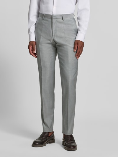 Männermodel trägt Slim Fit Anzug aus Schurwoll-Mix mit Viskose-Anteil von ROY ROBSON in Hellgrau mit Bügelfalten, Nahaufnahme Unterkörper, Kontext: elastischer Stoff, Haken- und Reißverschluss, Eingriffs- und Gesäßtaschen.