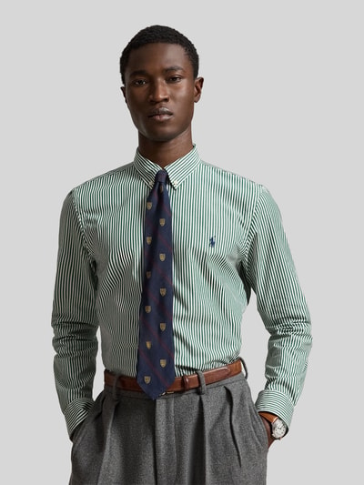 Männermodel trägt Slim Fit Freizeithemd aus Baumwoll-Mix von Polo Ralph Lauren in grün-weiß mit Streifenmuster, Nahaufnahme Oberkörper. Herren Freizeithemd von Polo Ralph Lauren.