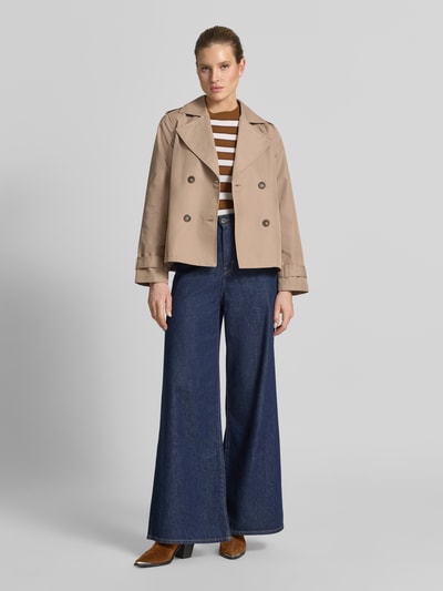 Frauenmodel trägt Jacke mit Reverskragen und Ärmelriegeln Modell 'AMANDA' von Soyaconcept, beigefarbener Baumwoll-Mix, Zweireiher, Regular Fit, Ganzkörperansicht von vorne.
