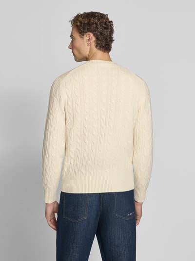Männermodel trägt regular fit wollen trui van Lacoste in gebroken wit met kabelpatroon, Heren pullover, Ganzkörperansicht Rückansicht
