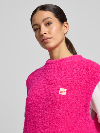 Vrouwenmodel draagt Loose Fit Pullunder Woll-Anteil Modell 'ZOLLY' van American Vintage, wolmix met alpaca, label-stitching, close-up bovenlichaam.