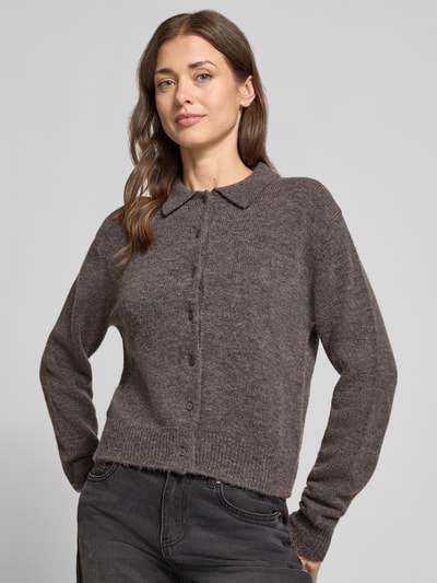 Vrouwenmodel draagt Strickjacke aus Kaschmir-Mix mit Lanawoll-Anteil Modell 'Gina' van 0039 Italy, regular fit, geribbelde boorden, lange mouwen, knoopsluiting, omgeslagen kraag, bruin, zachte textuur, voorkantaanzicht van het hele lichaam.