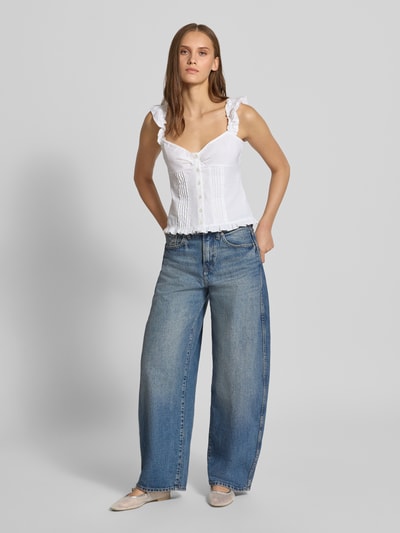 Frauenmodel trägt Barrel Jeans aus reiner Baumwolle Modell 'TAYLOR' von ONLY, mittlere Waschung, lockere Passform, Ganzkörperansicht von vorne, Damen Barrel Jeans von ONLY.