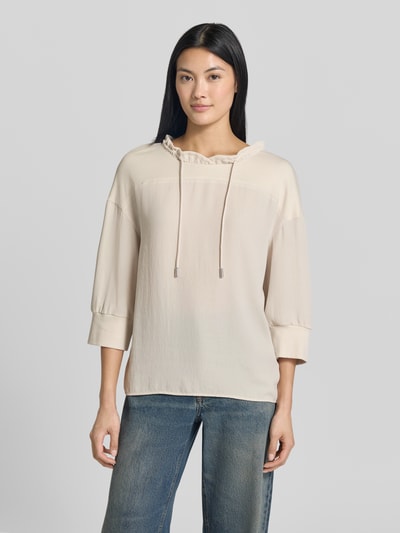 Frauenmodel trägt Relaxed Fit Sweatshirt mit Tunnelzug von Marc Cain in Beige mit Stehkragen, elastischen Ärmelabschlüssen, Halbarm und gerader Form, Rückenlänge 57 cm bei Größe 36, Ganzkörperansicht von vorne.