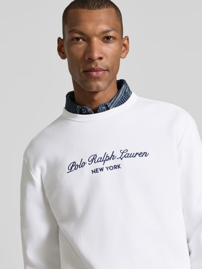 Mannelijk model draagt wit regular fit sweatshirt van katoenmix met blauwe tekst Polo Ralph Lauren, heren sweatshirt, Nahaufnahme Oberkörper.
