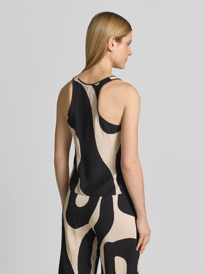 Frauenmodel trägt Blusentop aus Viskose-Mix Modell 'NIKITA' von Mango im Allover-Look, Regular-Fit, Rückenlänge 54 cm, Ganzkörperansicht Rückansicht.