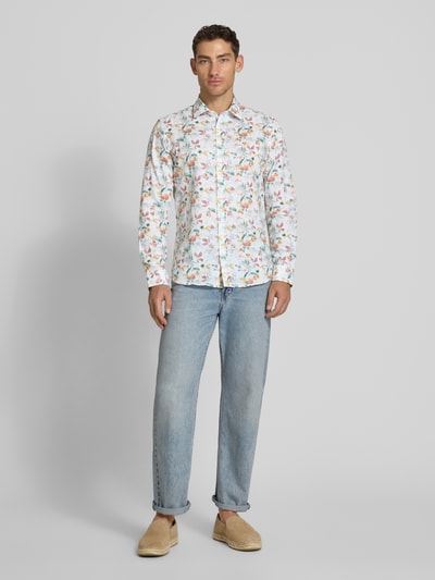Męski model nosi Slim Fit Business-Hemd aus Leinen-Mix mit Kentkragen von Jake*s, biało-kolorowy allover, krój slim fit, len z bawełną, Kentkragen, długość pleców w rozmiarze M: 76 cm, szerokość ramion w rozmiarze M: 46 cm, długość rękawa w rozmiarze M: 65 cm, widok całej sylwetki od przodu.