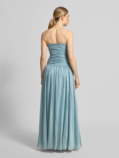 Vrouwenmodel draagt Maxikleid im Off-Shoulder-Look van Jake*s Cocktail, katoenmix met stretch, A-lijn, draperingen, ruglengte maat 36: 132 cm, borstwijdte maat 36: 33 cm, lichtblauw, gladde textuur, geheel van achteren.