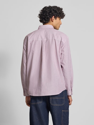 Mężczyzna nosi Regular Fit Freizeithemd mit Brusttasche Modell 'NORREBRO' od Jack & Jones, różowo-białe paski, bawełniany miks, długi rękaw, widok całej sylwetki z tyłu, długość pleców w rozmiarze M 74 cm, szerokość w rozmiarze M 52 cm, długość rękawa w rozmiarze M 60 cm.