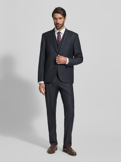 Mannenmodel draagt Regular Fit 2-knoop-colbert met klepzakken van bugatti, donkerblauwe kleur, gemengde wol, reverskraag, volledige lichaamsaanzicht van voren.
