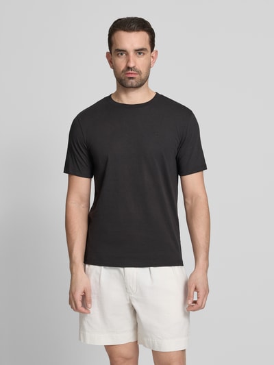Männermodel trägt T-Shirt mit Label-Stitching und Rundhalsausschnitt von Scotch & Soda, Reine Baumwolle, Regular-Fit, Herren T-Shirt, Rückenlänge 68 cm bei Größe M, Ganzkörperansicht von vorne.