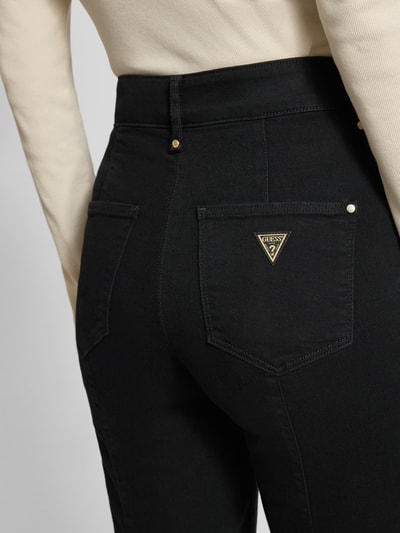 Vrouwenmodel draagt Flared Jeans met Gesäßtaschen van Guess in zwart, katoen-elastaanmix, detailopname achterkant.