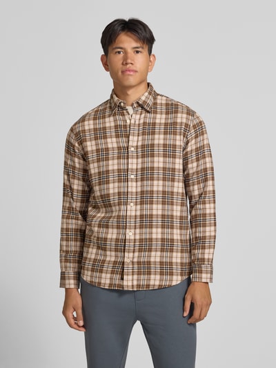 Männermodel trägt Regular Fit Freizeithemd mit Kentkragen Modell 'FIELD' von JACK & JONES, braunes Karomuster, Vorderansicht, Herren Freizeithemd aus reiner Baumwolle, Ganzkörperansicht von vorne.