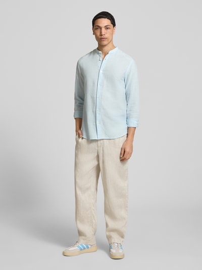 Männermodel trägt Leinenhose mit elastischem Bund Modell 'KARL LAWRENCE' von Jack & Jones, Regular-Fit, Naturton, reine Leinenstruktur, Ganzkörperansicht von vorne, Bundweite 40 cm, Innenbeinlänge 75 cm in Größe M.