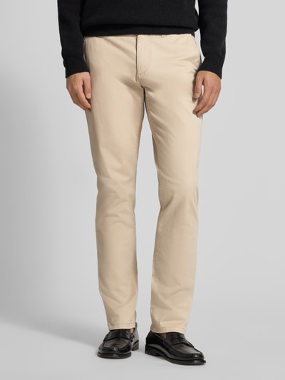 Männermodel trägt Straight Fit Chino mit Gesäßtaschen von MCNEAL in Beige, Baumwoll-Mix, Eingrifftaschen, Knopf-Reißverschluss, Ganzkörperansicht von vorne.