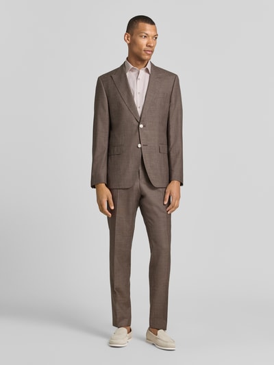 Męski model nosi Slim Fit Business-Hemd mit Kentkragen od OLYMP Level Five, jasnoróżowy kolor, czysta bawełna, krój slim fit, kołnierzyk kent, zapięcie na guziki, rękawy z mankietem, długość pleców w rozmiarze 40: 70 cm, szerokość ramion w rozmiarze 40: 40 cm, długość rękawa w rozmiarze 40: 24 cm, pełny widok z przodu