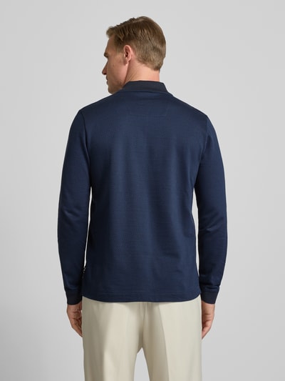 Mężczyzna nosi Regular Fit Poloshirt aus reiner Baumwolle Modell 'PEDUZZI 06' von BOSS, wzór allover, granatowy, długi rękaw, widok z tyłu.