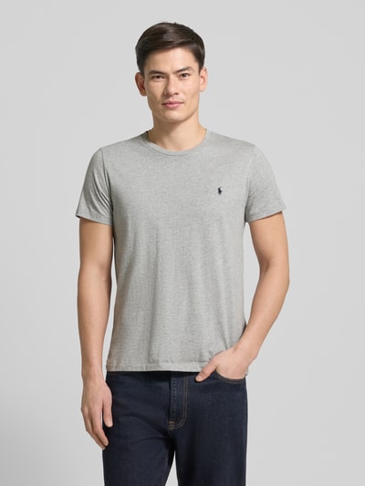 Männermodel trägt T-Shirt mit Logo-Stitching von Polo Ralph Lauren aus Reiner Baumwolle, Gerade Passform, Rundhalsausschnitt, Ganzkörperansicht von vorne.