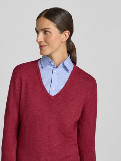 Frauenmodel trägt Regular Fit Sweatshirt aus Viskose-Anteil von Christian Berg Woman, V-Ausschnitt, gerippte Abschlüsse, Viskose-Mix, Nahaufnahme Oberkörper.