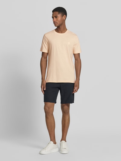 Męski model nosi Regular Fit T-Shirt aus reiner Baumwolle Modell 'TALES' von BOSS Orange, jednokolorowy, naszywka z logo, okrągły dekolt, krótki rękaw, bawełna, ganzkörperansicht von vorne.