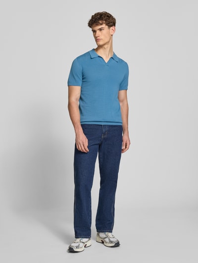 Męski model nosi Regular Fit Poloshirt in Strick-Optik Modell 'Bray' od Blend, czysta bawełna, krój regular fit, niebieski, zdjęcie całej sylwetki z przodu.