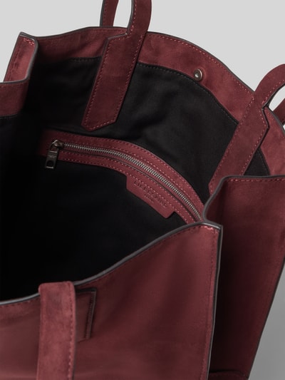 Produktfoto, Tote Bag mit Label-Detail Modell 'AMY' von LIEBESKIND BERLIN w kolorze bordowym, główna przegroda z zapięciem na zatrzask, przegródka wewnętrzna z zamkiem błyskawicznym, uchwyt, wymiary: 35 cm szerokie, 40 cm długość, 11 cm głębokość, pasek na ramię 60 cm.