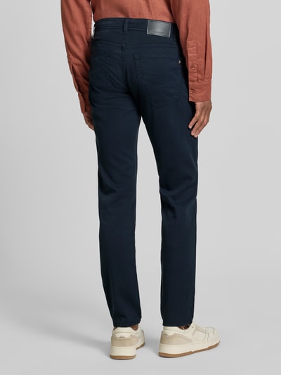 Männermodel trägt Regular Fit Hose mit Eingrifftaschen Modell 'Lyon' von Pierre Cardin aus Baumwoll-Elasthan-Mix in Dunkelblau, Ganzkörperansicht Rückansicht. Bundweite 41 cm, Innenbeinlänge 80 cm, Größe 32/32.