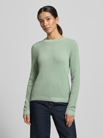 Frauenmodel trägt Strickpullover mit gerippten Abschlüssen Modell 'dalo' von Vila, reine Baumwolle, Slim Fit, mintgrün, Ganzkörperansicht von vorne.
